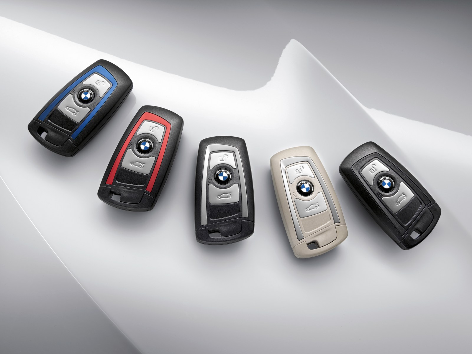 Cinco mandos de llave BMW sobre un fondo blanco