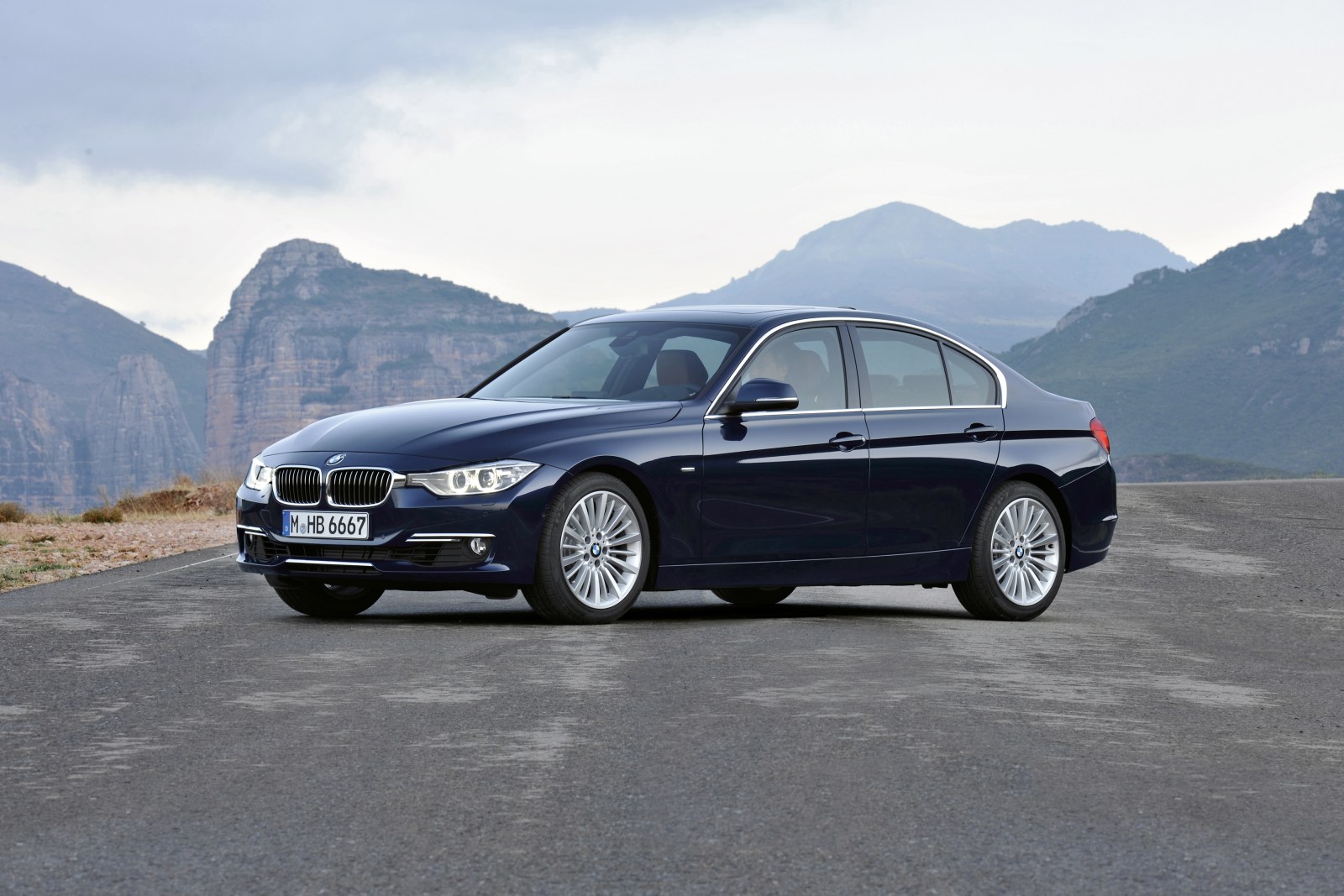 BMW Serie 3 F30 azul en una carretera de montaña, vista lateral