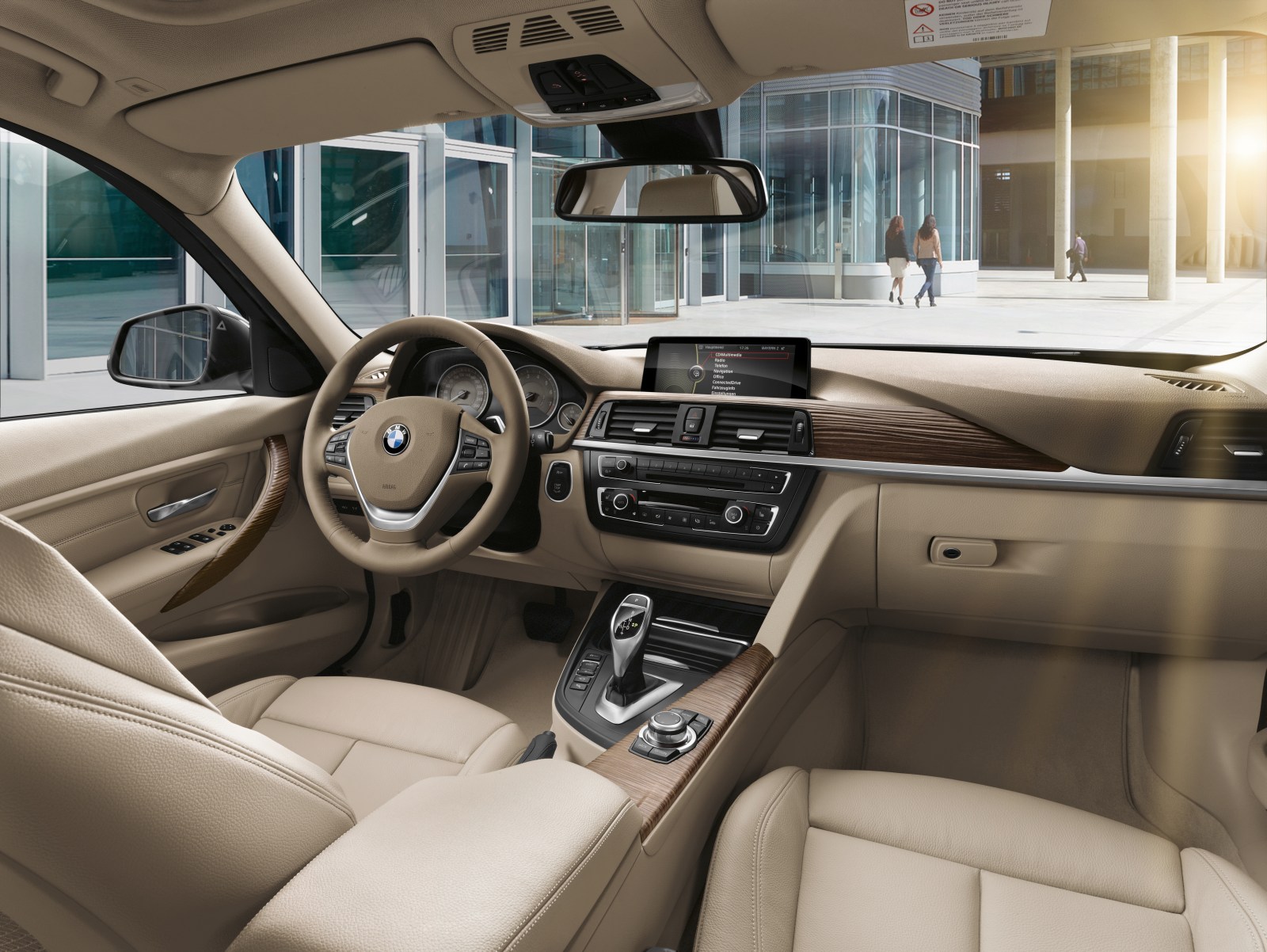 Interior beige del BMW Serie 3 F30 frente a un edificio acristalado