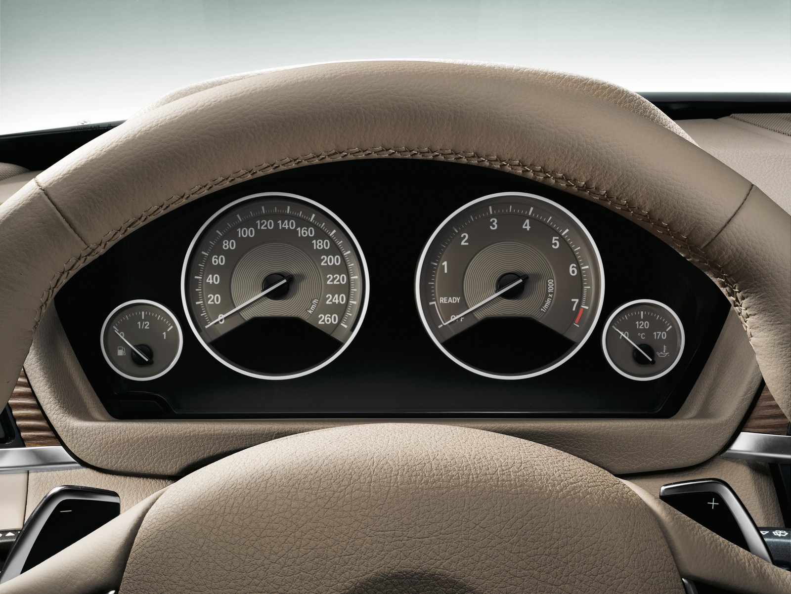 Cuadro de instrumentos analógico del BMW Serie 3 F30 tras un volante beige
