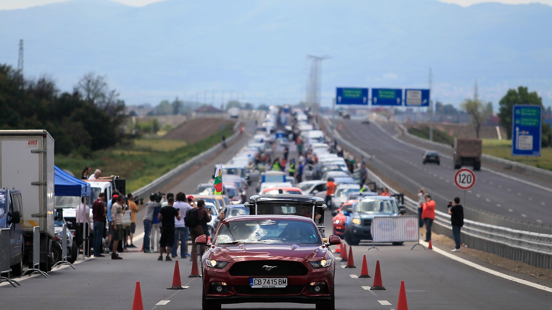 1.527 Ford en fila: así se logró batir un Récord Guiness en Bulgaría 1