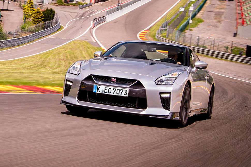 Nissan GT-R 2017: Godzilla parte de los 108.050 euros en España 2