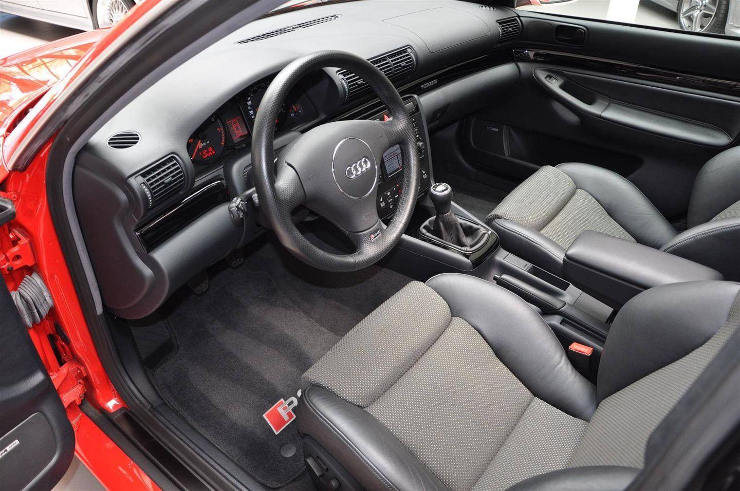 Hacerte con un Audi RS4 Avant de 2001 prácticamente nuevo es posible... por 99.500 euros 8