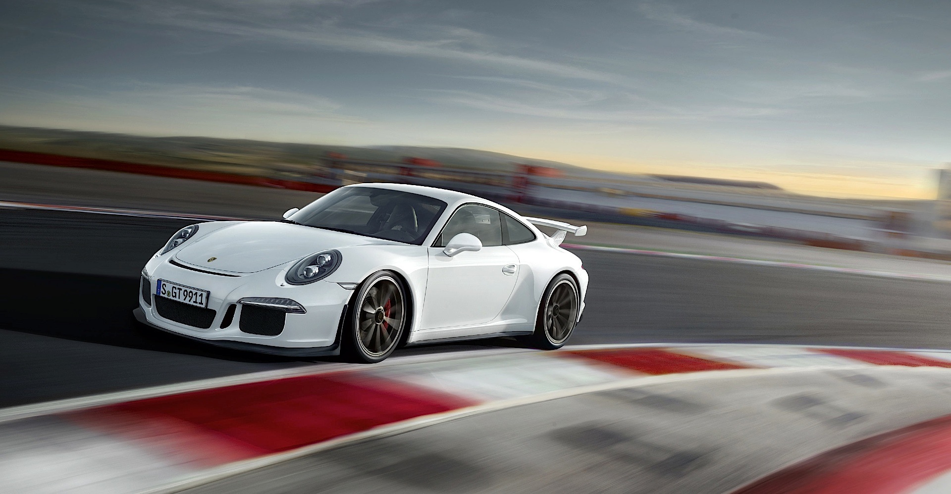 Así fue como Porsche le envió un mensaje secreto a Honda a través de un Porsche 911 GT3 1