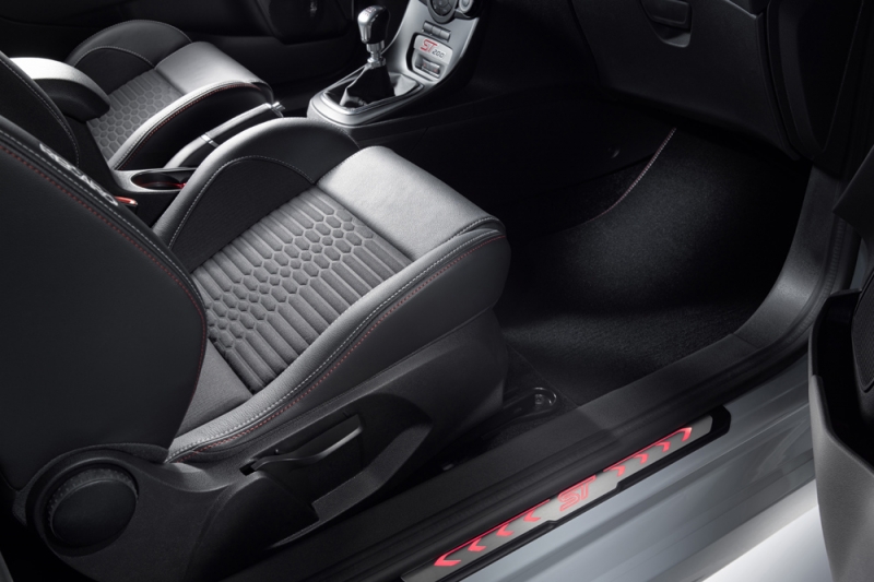 Ford-Fiesta-ST200-9