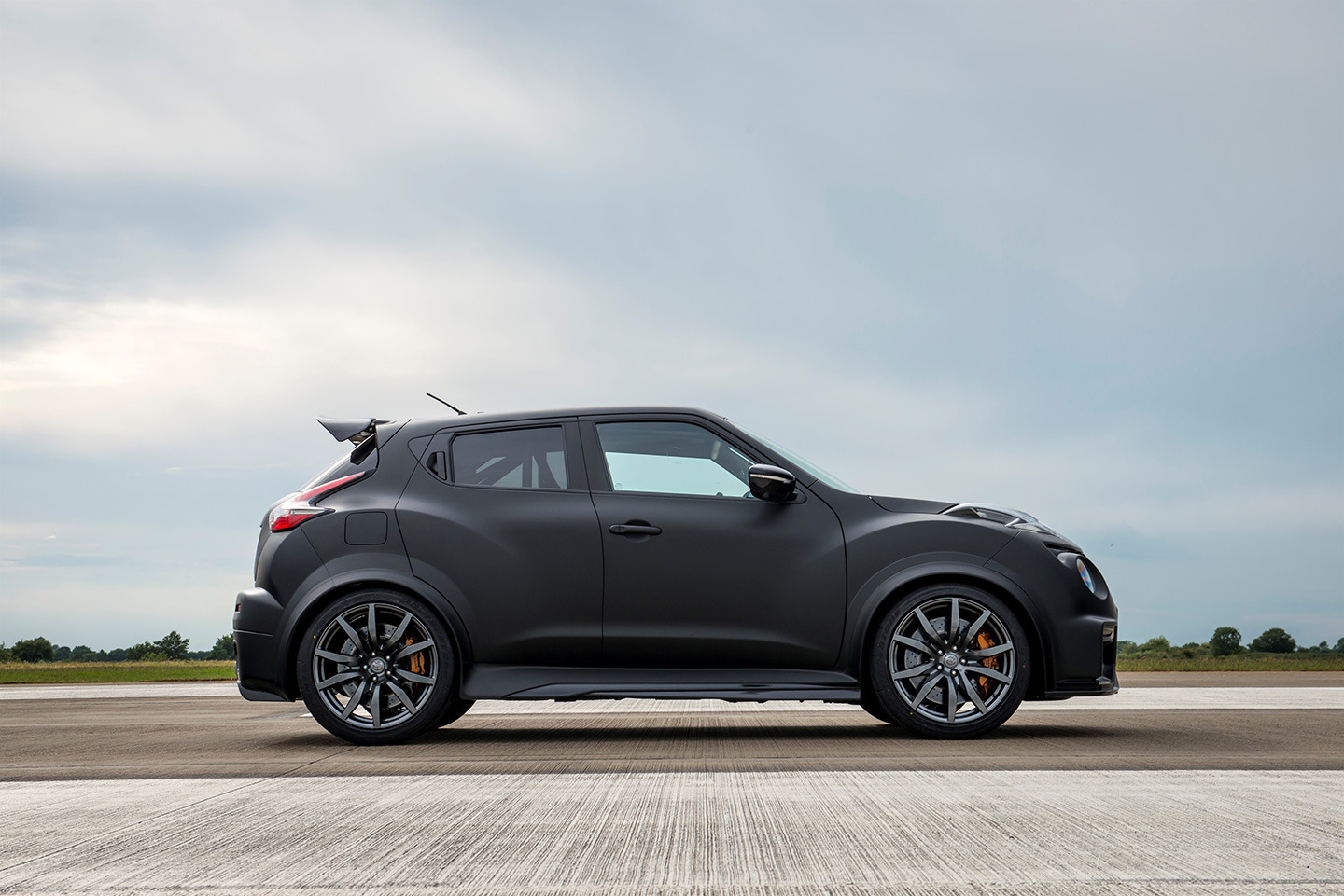 nissan-juke-r-2-0-2015-16-1440px