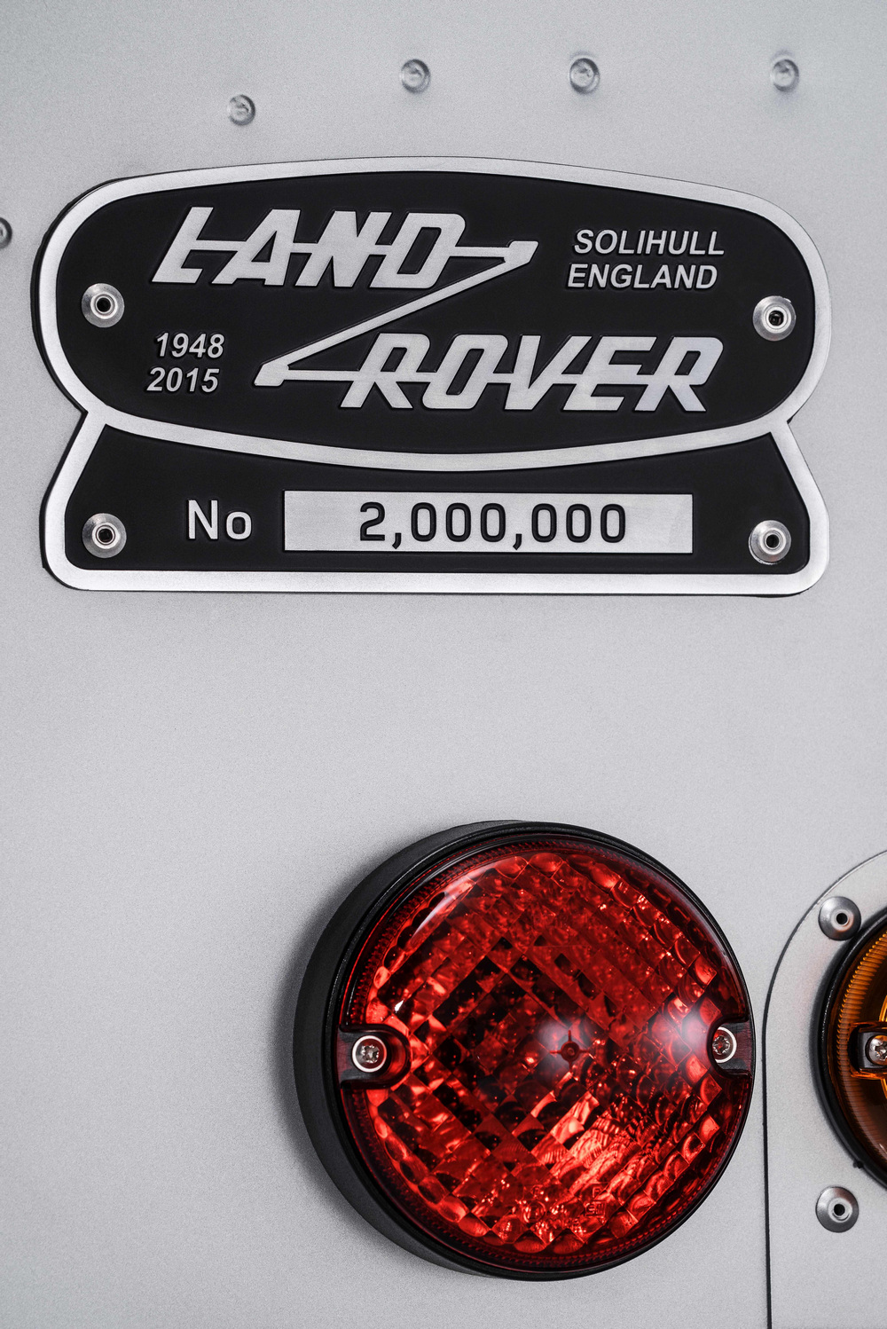 Land-Rover-Defender-2000000-18