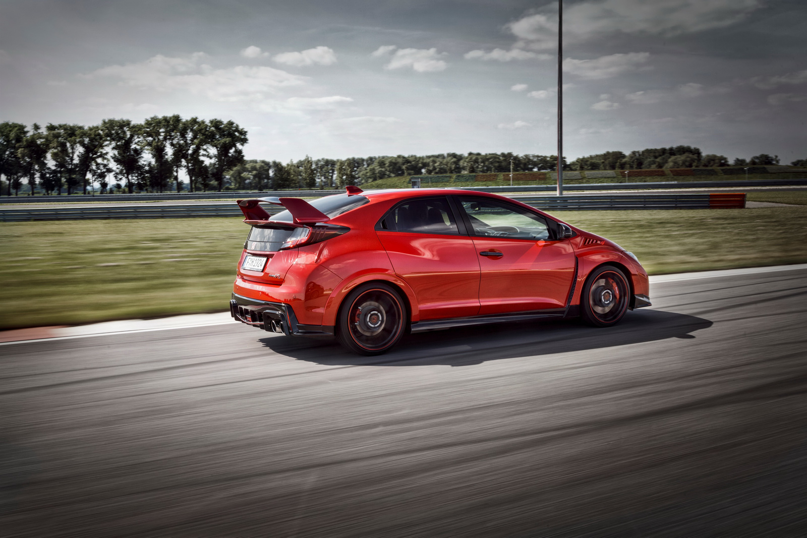 2015-Honda-Civic-Type-R-13