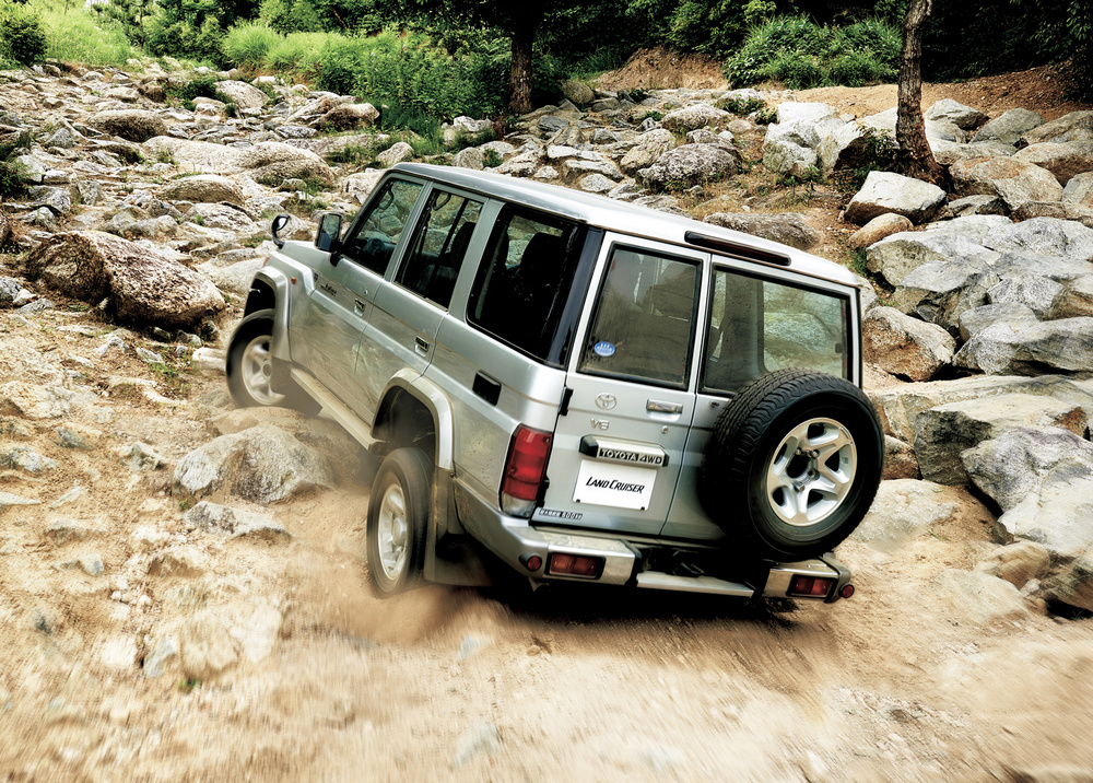 Toyota-Land-Cruiser-70-17