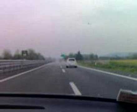 Fiat 500 volando en carreteras italianas