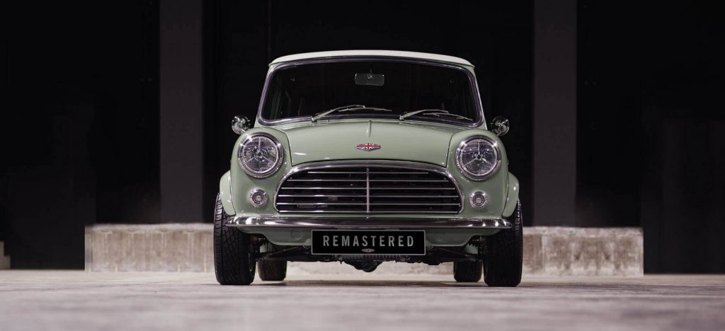 mini-remastered-te-gastarias-60-000-euros-en-uno-clasico-y-restaurado-con-equipamiento-actual-03