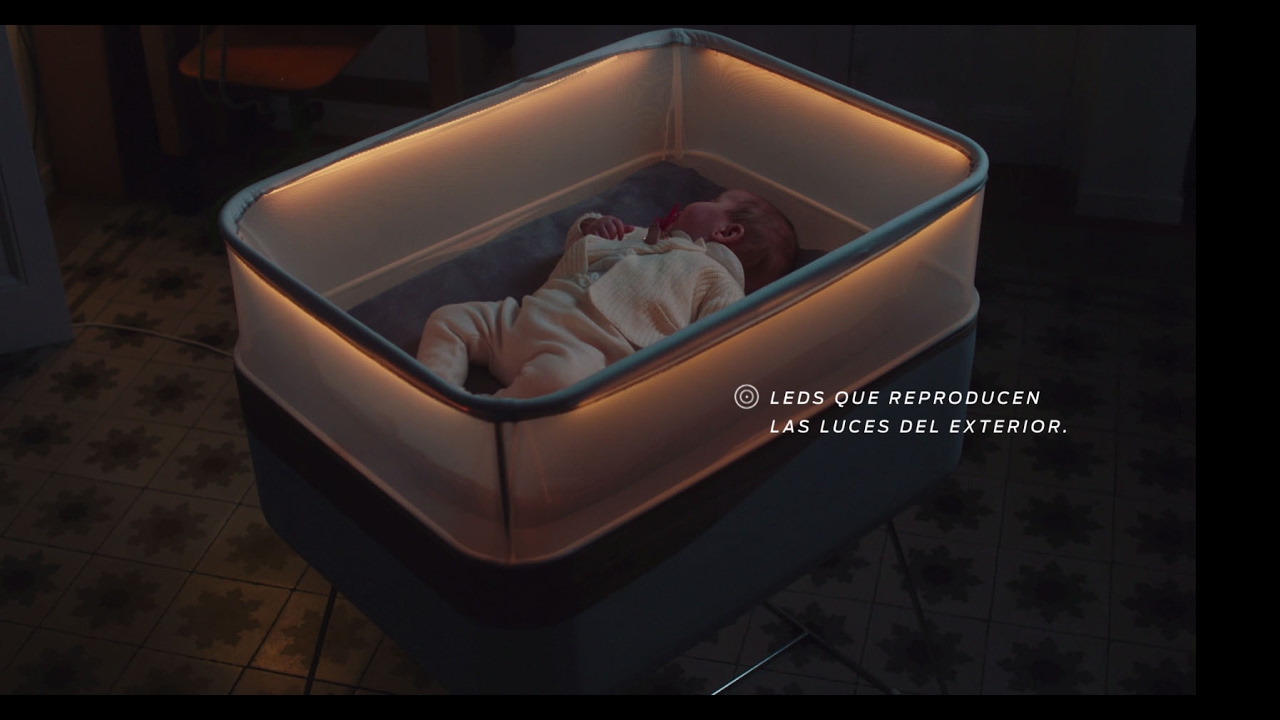 ¿Tu bebé sólo se duerme en el coche? Ford diseña una cuna que simula el movimiento de un coche