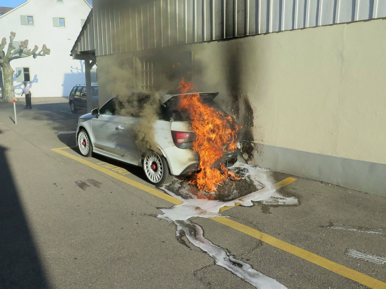 horror-este-audi-a1-quattro-ardiendo-en-suiza-te-provocara-convulsiones-03