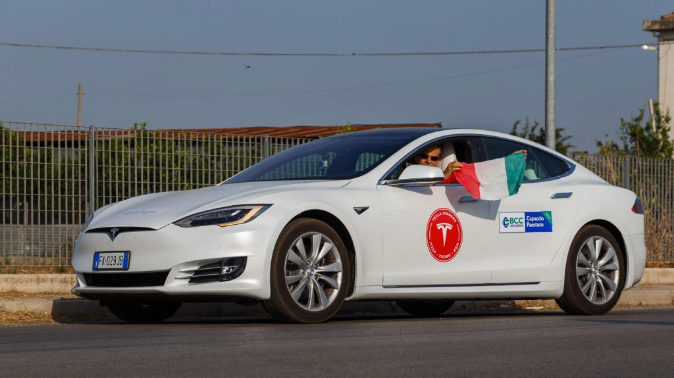 alucinante-este-tesla-model-s-ha-logrado-recorrer-mas-de-1-000-kilometros-con-una-sola-carga-01