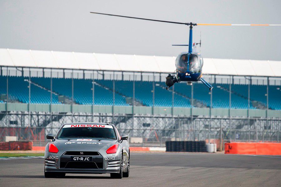 este-nissan-gt-r-se-controla-desde-un-helicoptero-con-un-mando-de-playstation-y-alcanza-hasta-210-km-h-10