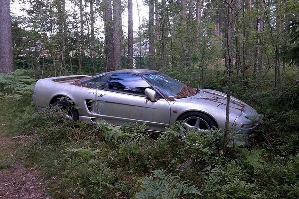 como-ha-acabado-este-honda-nsx-abandonado-en-un-bosque-ruso-01