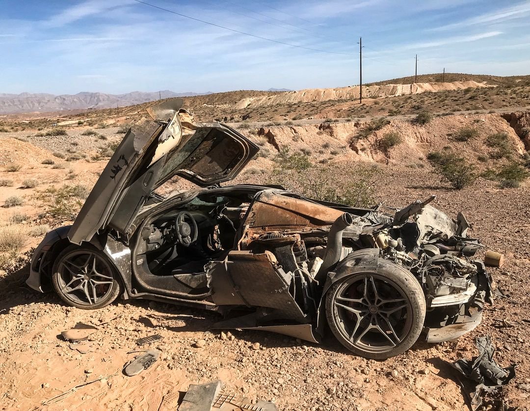 espectacular-accidente-asi-ha-quedado-este-pobre-mclaren-720s-en-las-vegas-04