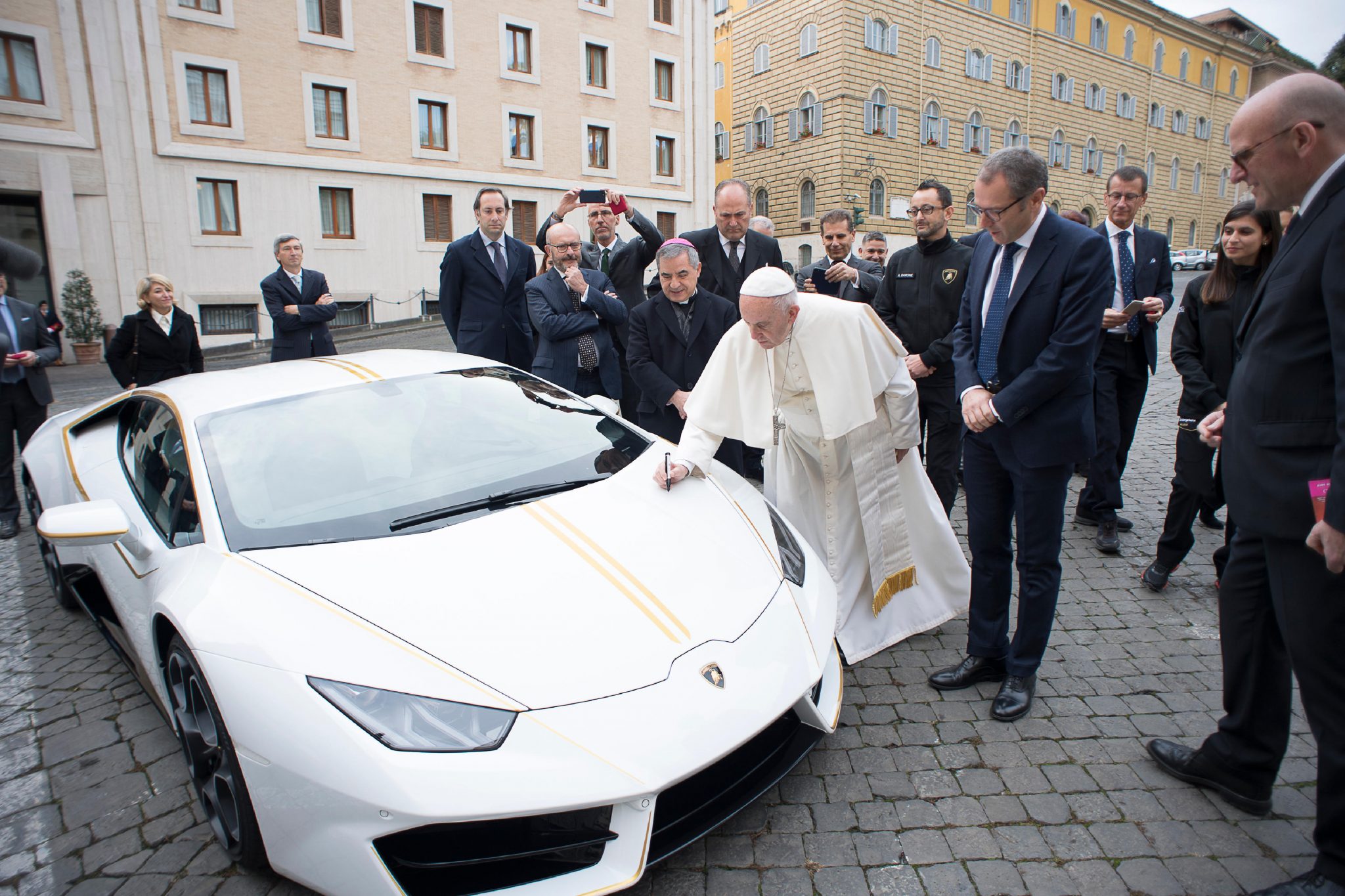 quien-se-ha-gastado-715-000-euros-en-el-lamborghini-huracan-del-papa-una-empresa-de-murcia-01
