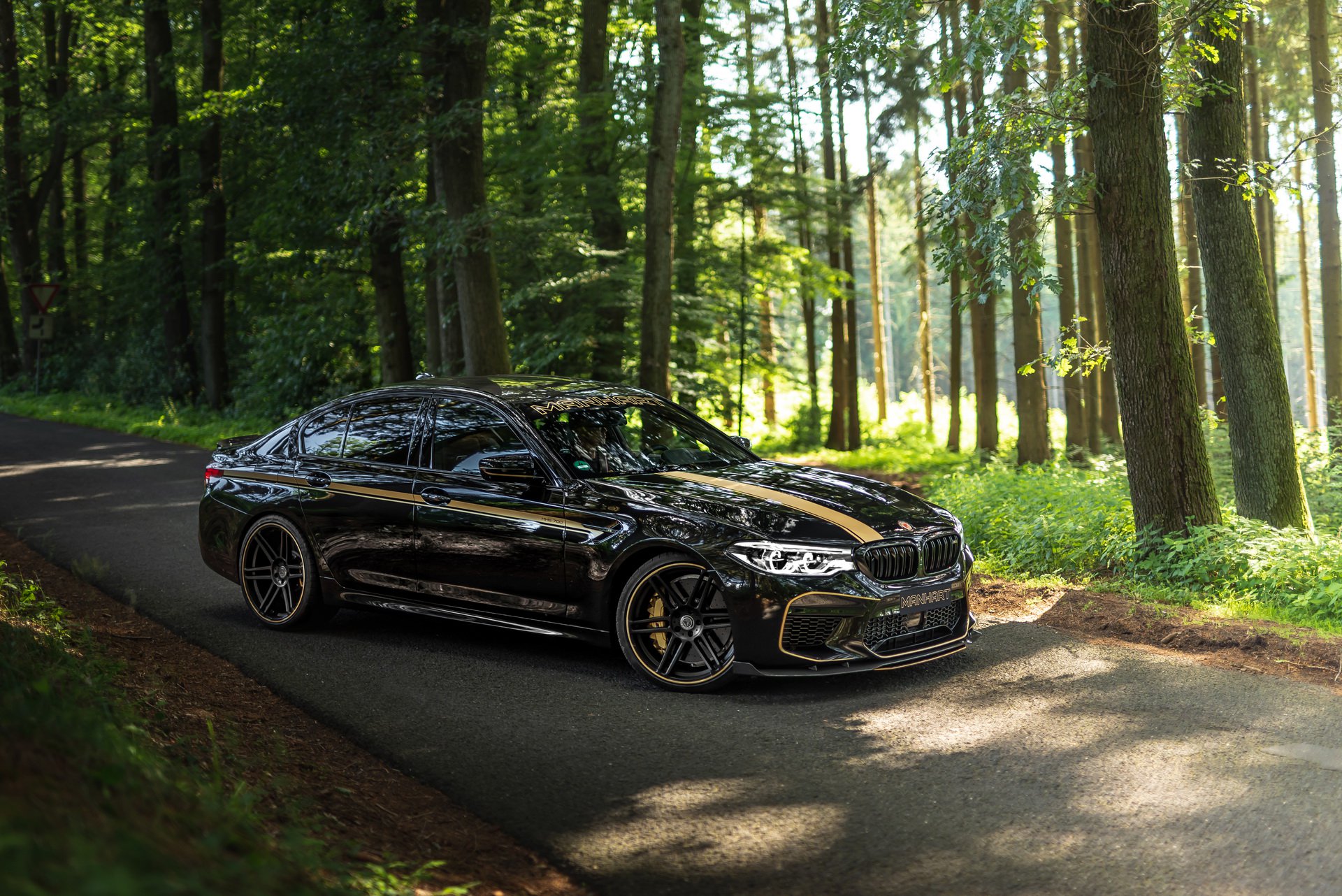 manhart-mh5-asi-es-un-bmw-m5-con-723-cv-y-mucha-fibra-de-carbono-03