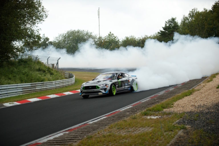 este-ford-mustang-de-900-cv-ha-completado-una-vuelta-en-nurburgring-haciendo-drifting-01