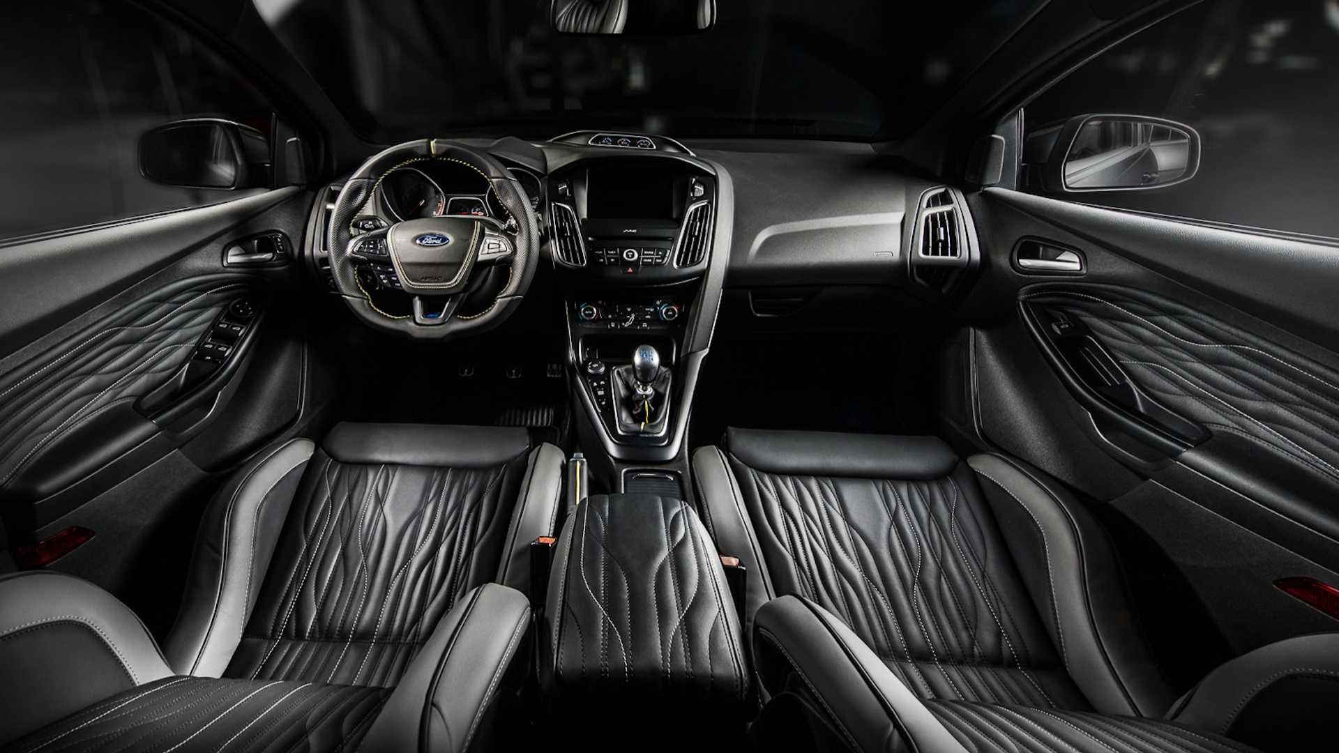 carlex-le-pega-un-repaso-al-interior-del-ford-focus-rs-y-este-es-el-resultado-07