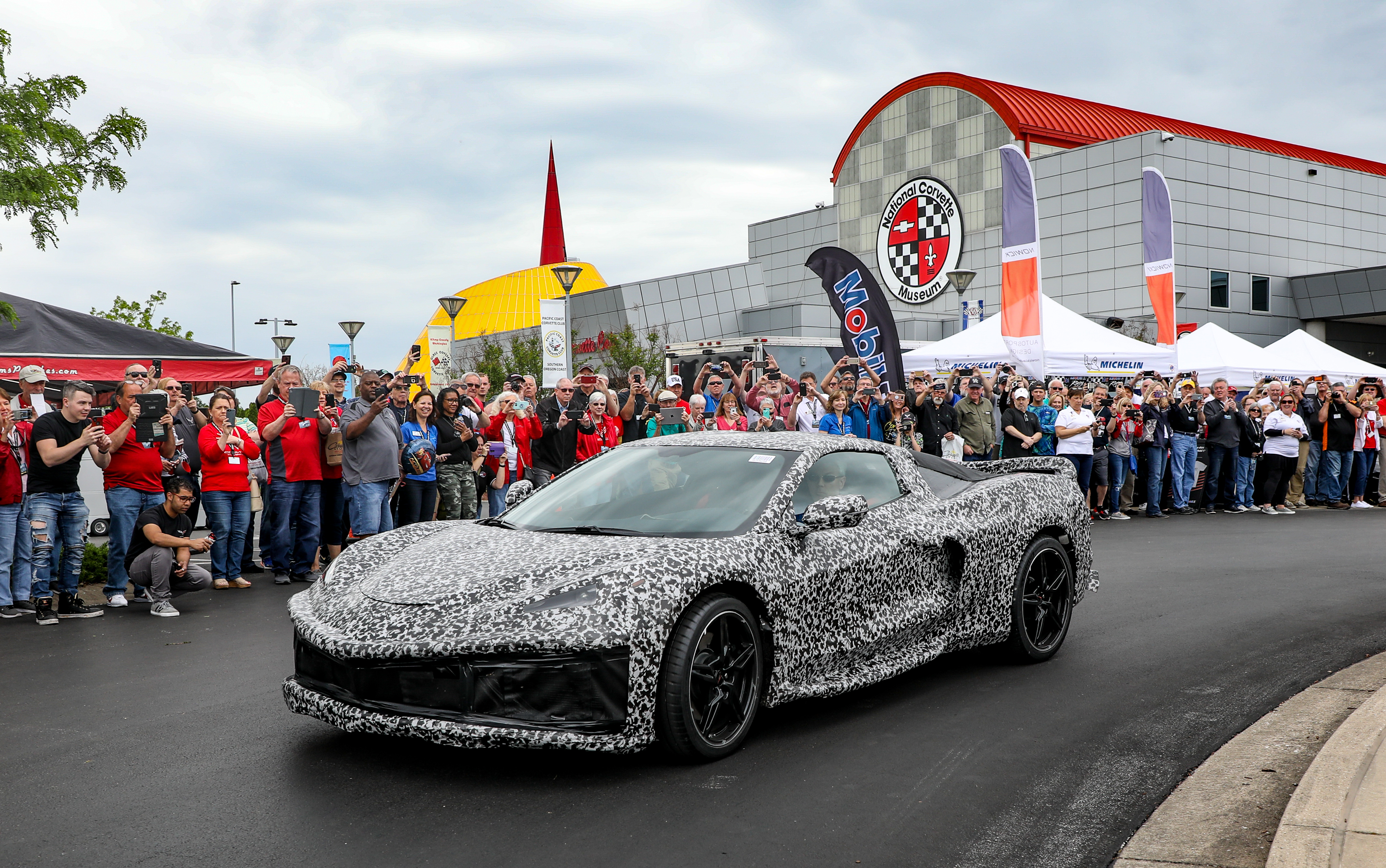 sorpresa-el-corvette-c8-hace-una-aparicion-publica-poco-antes-del-debut-04