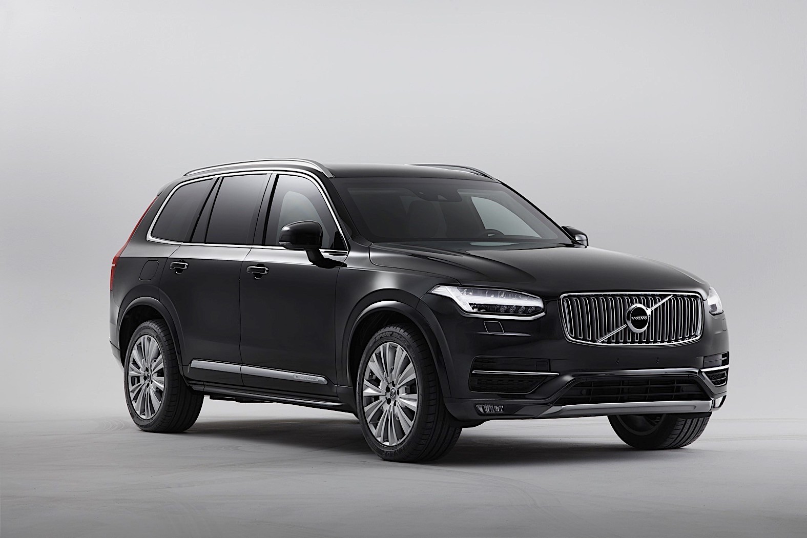 armored-volvo-xc90-can-drive-away-after-being-shot-at-with-an-ak-47-10
