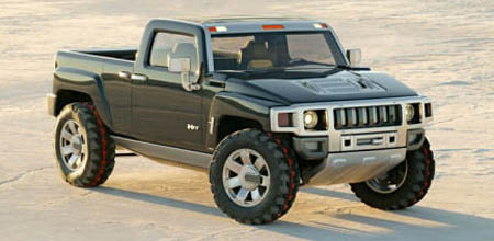 Hummer H4 negro tipo pick-up en un terreno desértico