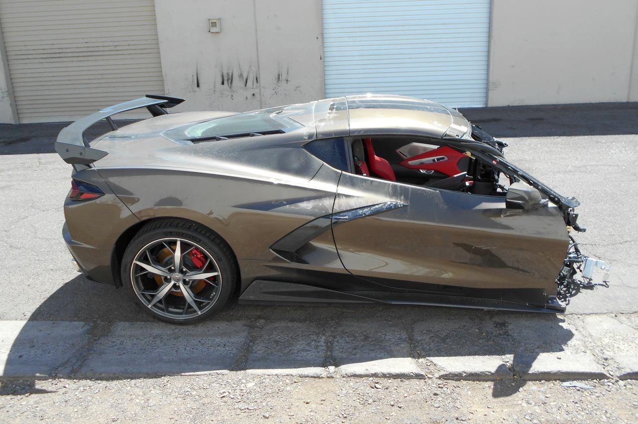Corvette-C8-partido