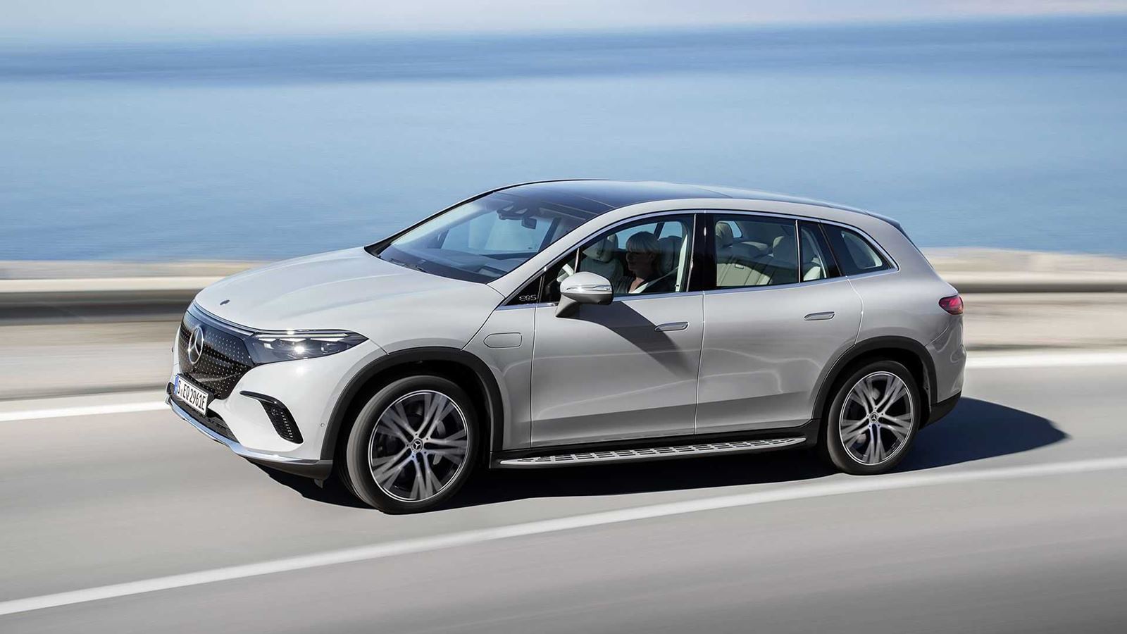 MERCEDES-EQS-SUV-14