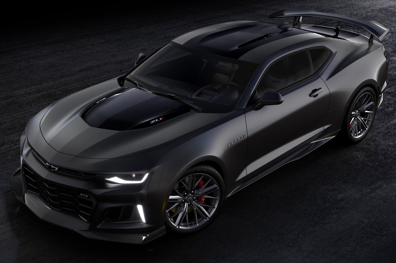 Chevrolet Camaro ZL1 negro en vista frontal de tres cuartos