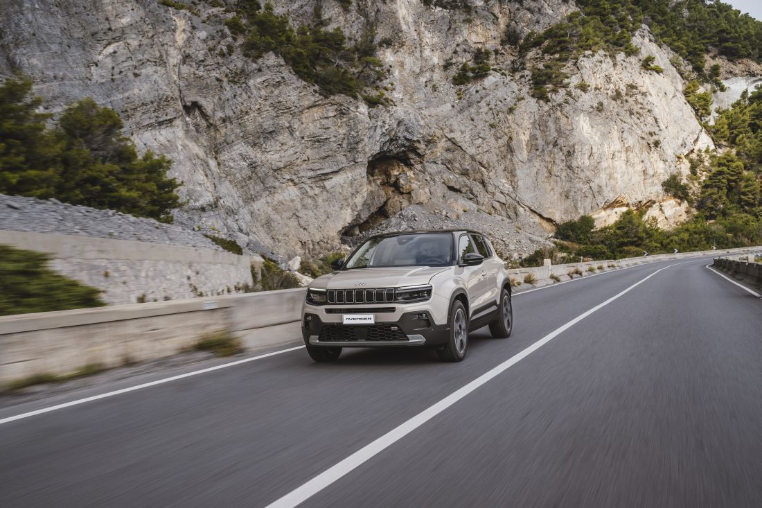 jeep-avenger-e-hybrid-etiqueta-eco-de-la-mano-de-la-microhibridacion