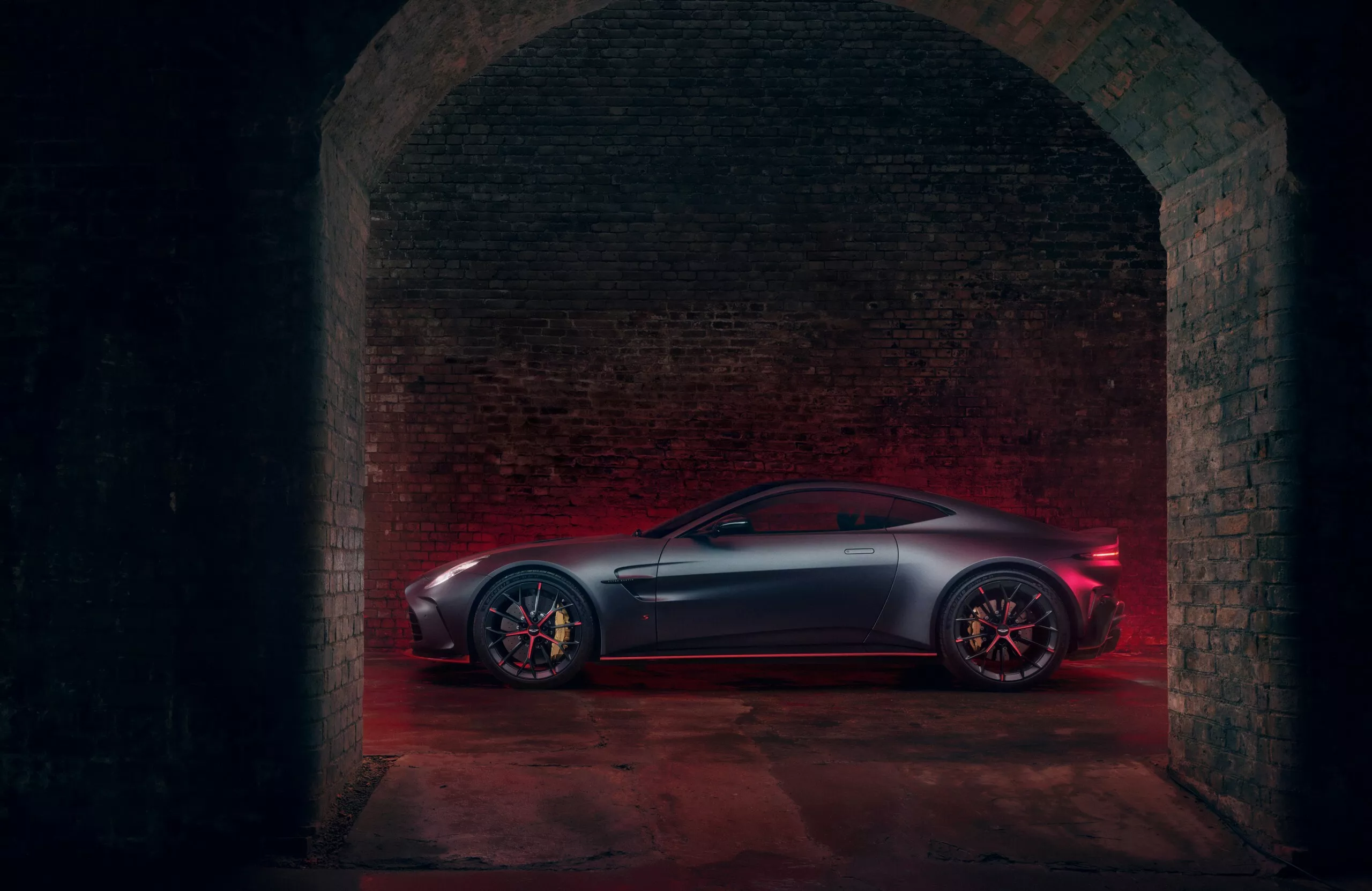 aston martin vantage s gfos 8