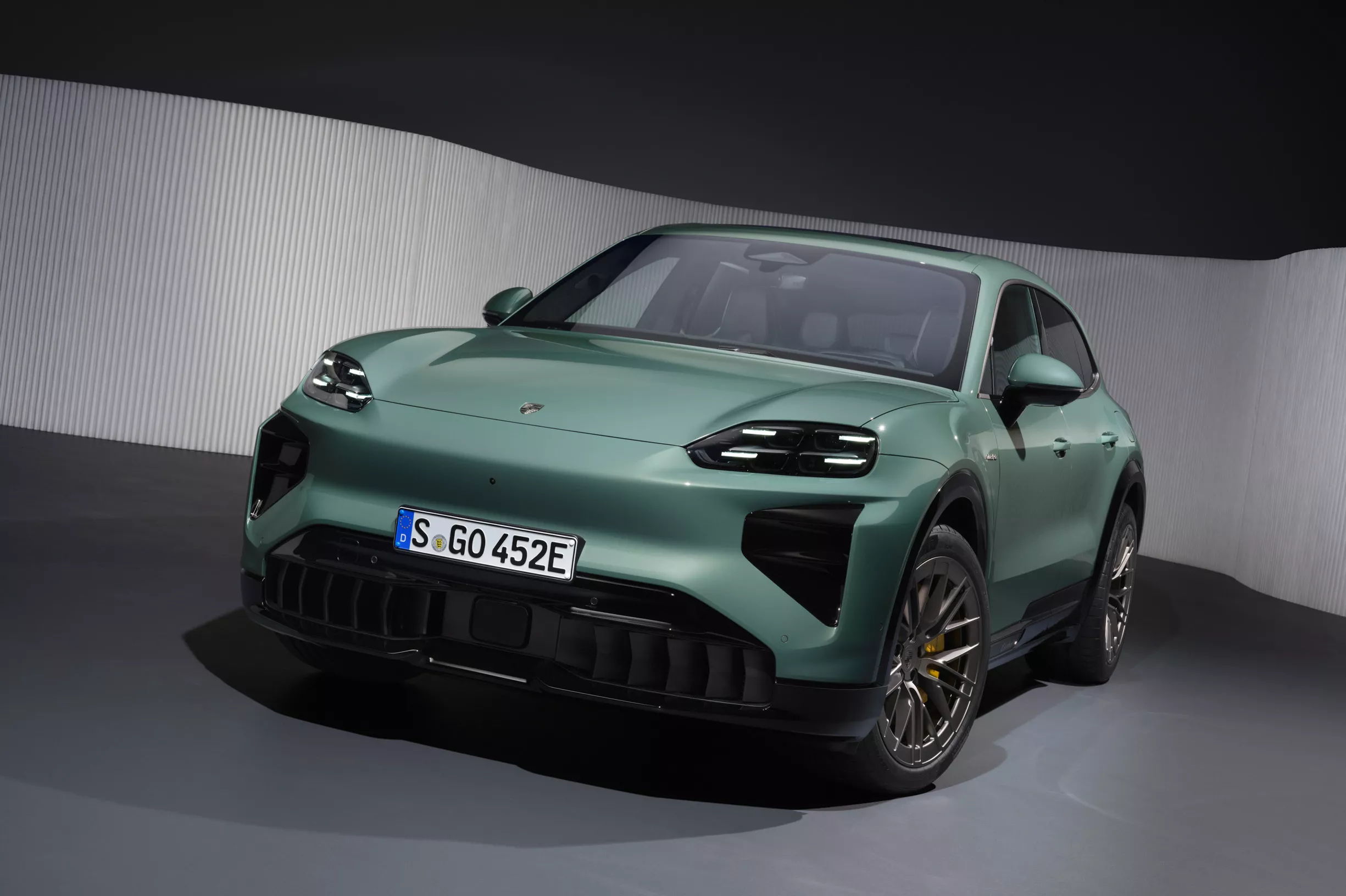 2026 porsche cayenne turbo electric 00010