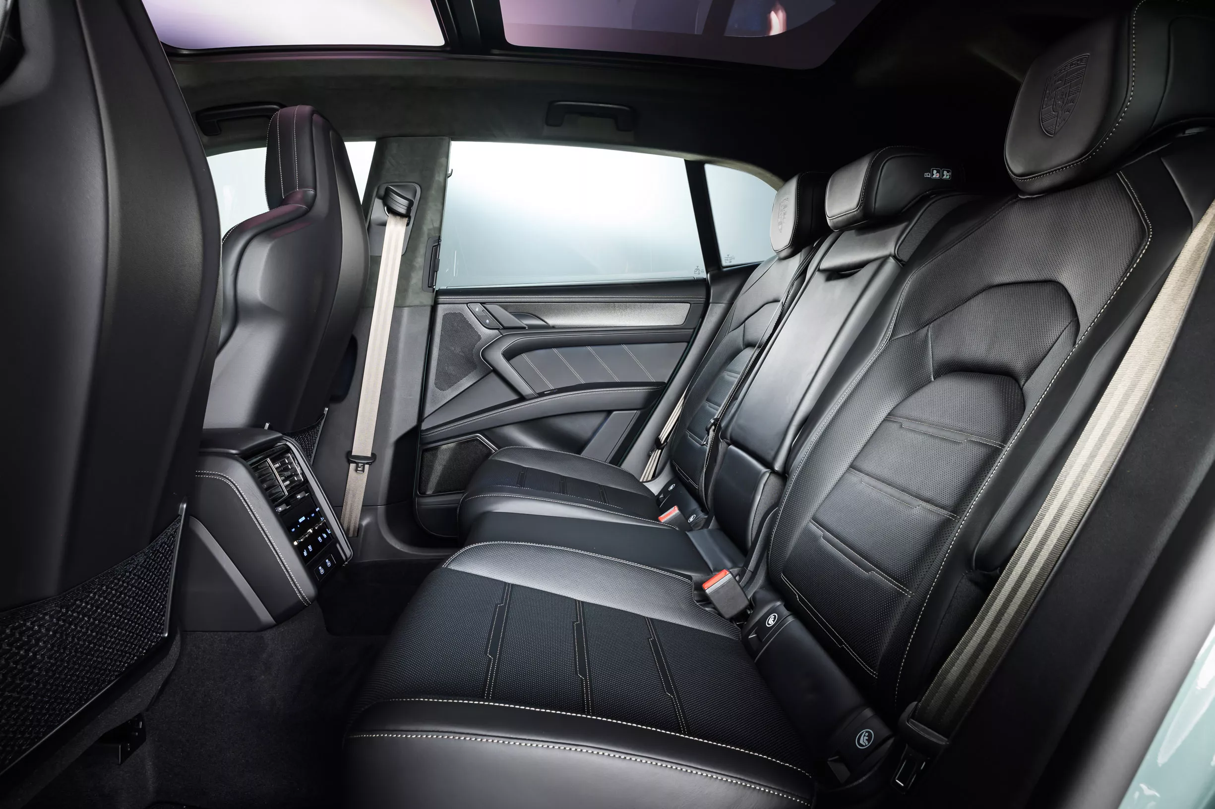 2026 porsche cayenne turbo electric 00029
