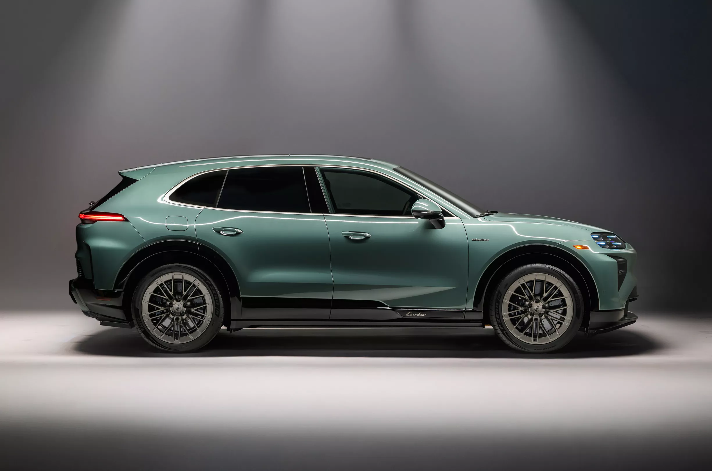 2026 porsche cayenne turbo electric 00039