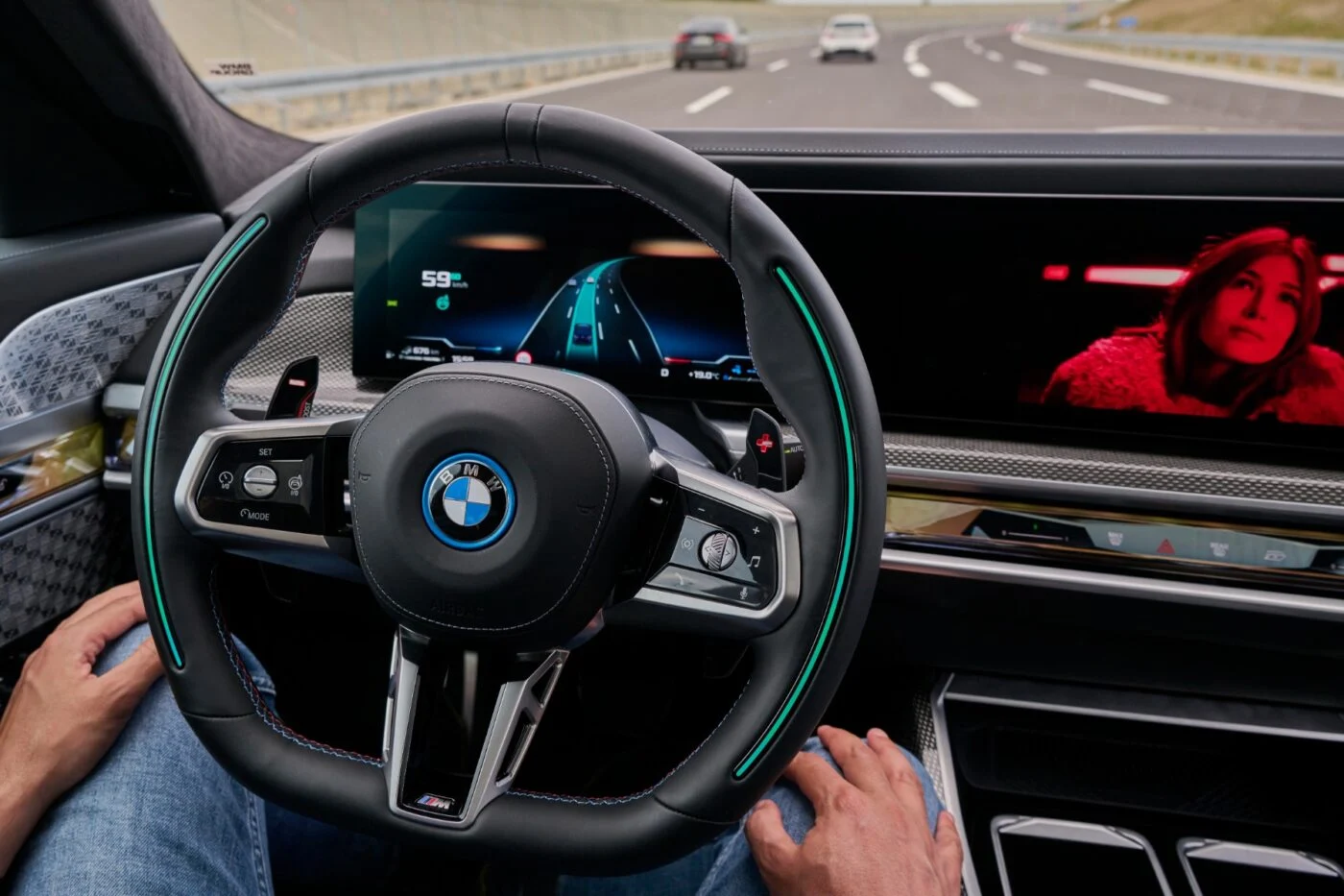 BMW abandona el Nivel 3 en el Serie 7 mientras Tesla pisa el acelerador con su FSD