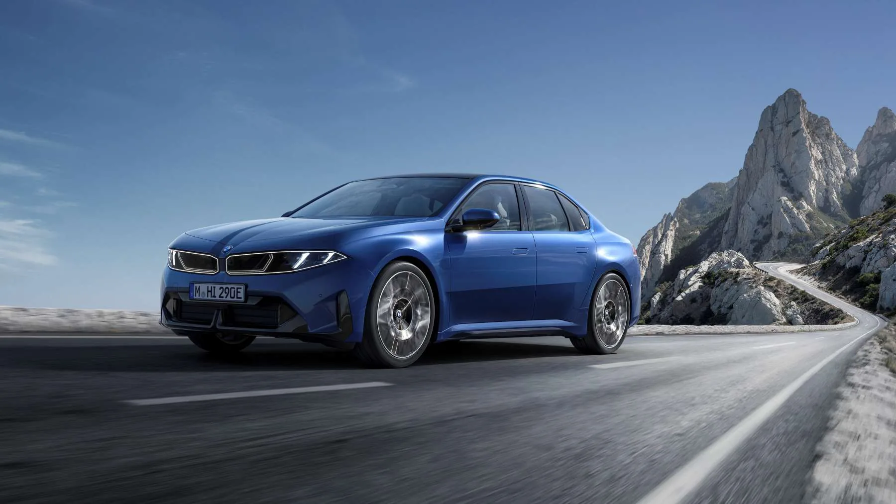 El BMW que fulmina el miedo a viajar en eléctrico: 900 km de autonomía y recargas en 10 minutos