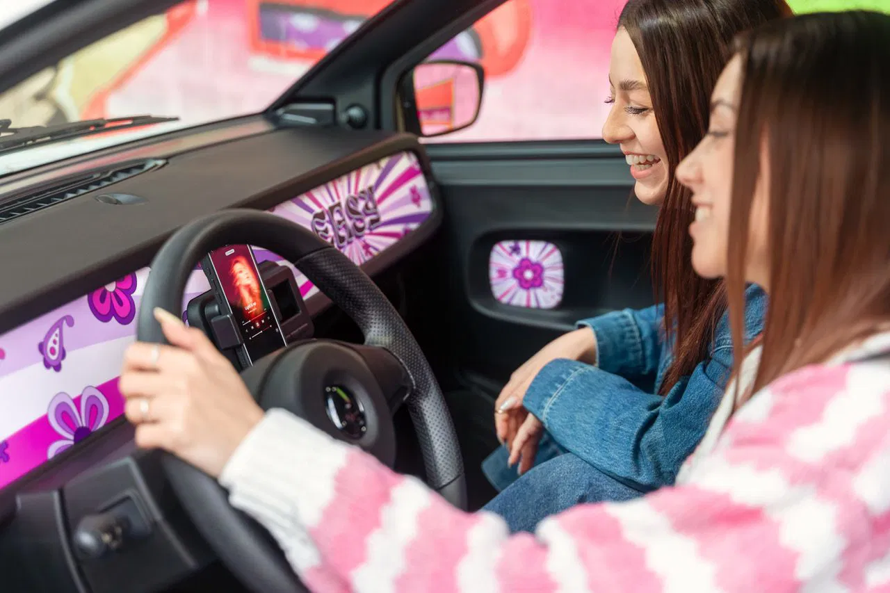 No es un coche, se puede conducir desde los 15 años y tiene hasta 113 km de autonomía en la versión eléctrica