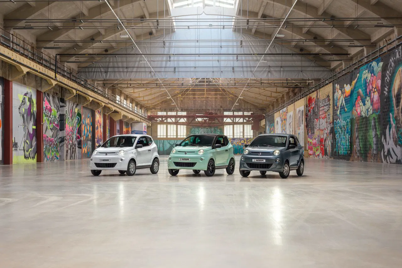 No es un coche, se puede conducir desde los 15 años y tiene hasta 113 km de autonomía en la versión eléctrica