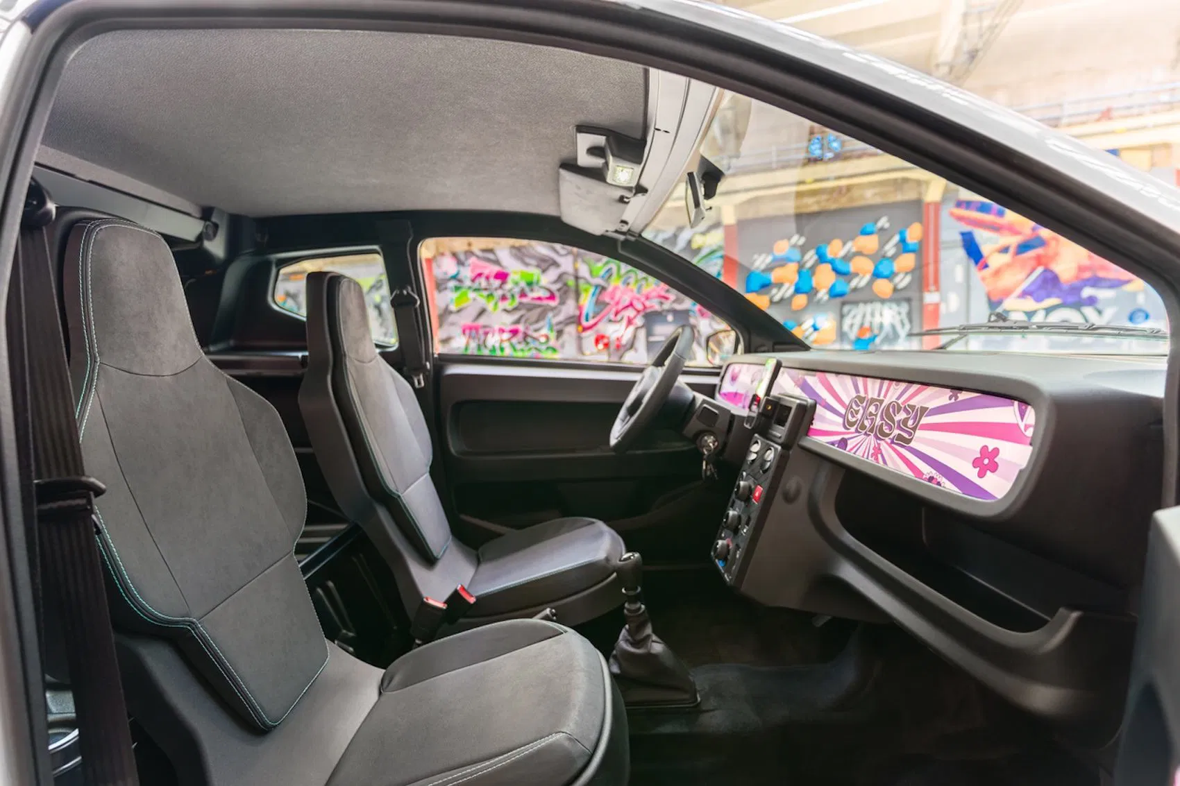 No es un coche, se puede conducir desde los 15 años y tiene hasta 113 km de autonomía en la versión eléctrica