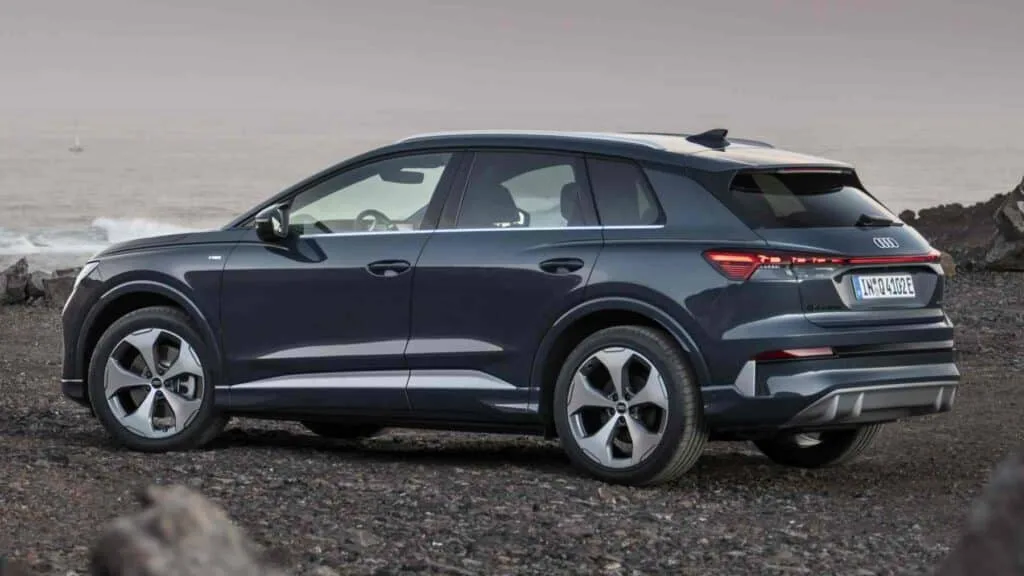 Audi actualiza el Q4 e-tron con casi 600 km de autonomía: arreglan el fallo que todos odiaban, pero cometen uno peor