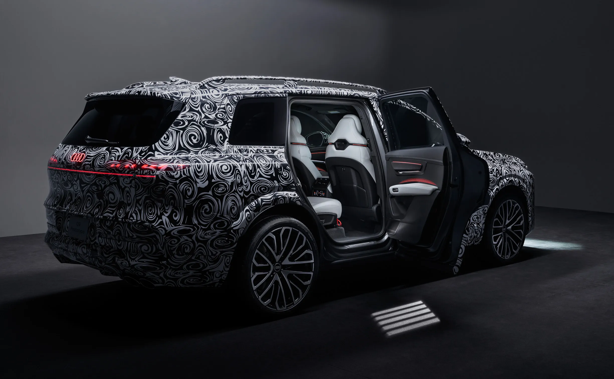 Así es el interior del SUV más lujoso de Audi: el Q9 con hasta siete plazas y que dice adiós al negro piano