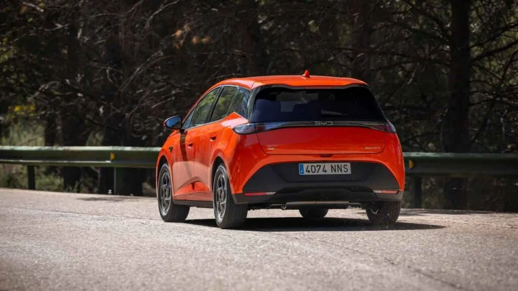 El byd dolphin g dm i llega con una receta letal 105 km electricos 1 040 km totales y menos de 19 000 euros 15