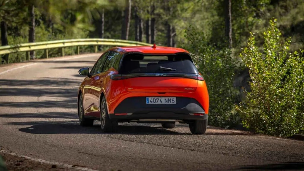 El byd dolphin g dm i llega con una receta letal 105 km electricos 1 040 km totales y menos de 19 000 euros 19