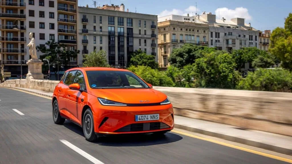 El byd dolphin g dm i llega con una receta letal 105 km electricos 1 040 km totales y menos de 19 000 euros 25