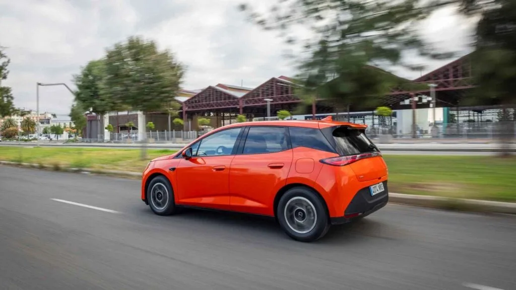 El byd dolphin g dm i llega con una receta letal 105 km electricos 1 040 km totales y menos de 19 000 euros 29