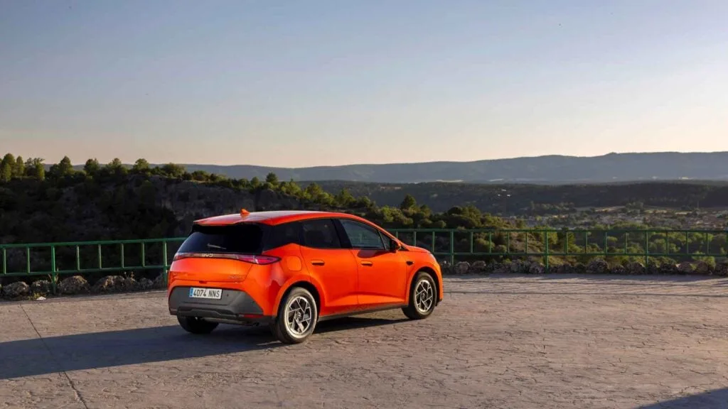 El byd dolphin g dm i llega con una receta letal 105 km electricos 1 040 km totales y menos de 19 000 euros 31