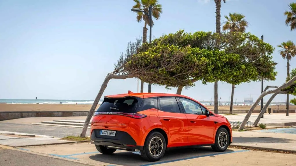 El byd dolphin g dm i llega con una receta letal 105 km electricos 1 040 km totales y menos de 19 000 euros 37