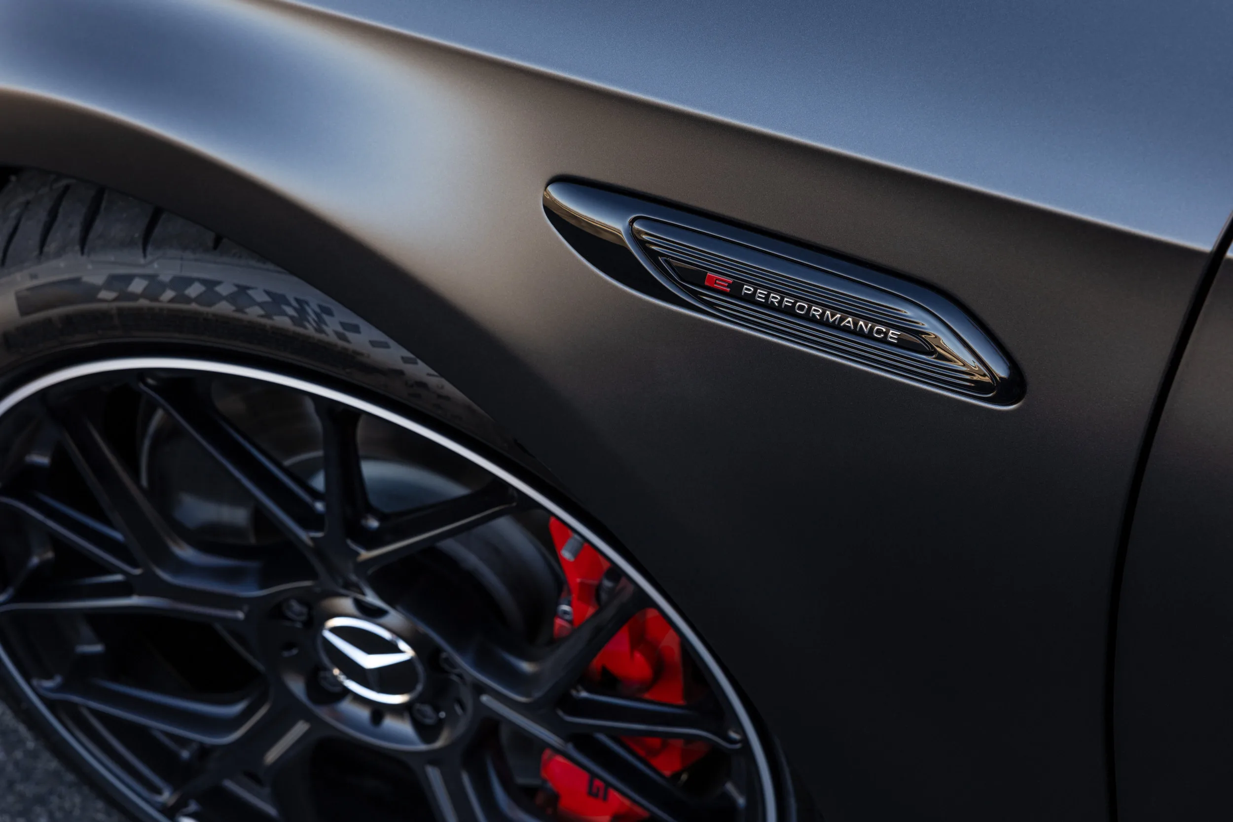 Mercedes amg responde a los puristas con cifras 680 cv tres motores y el cla mas potente jamas fabricado 10